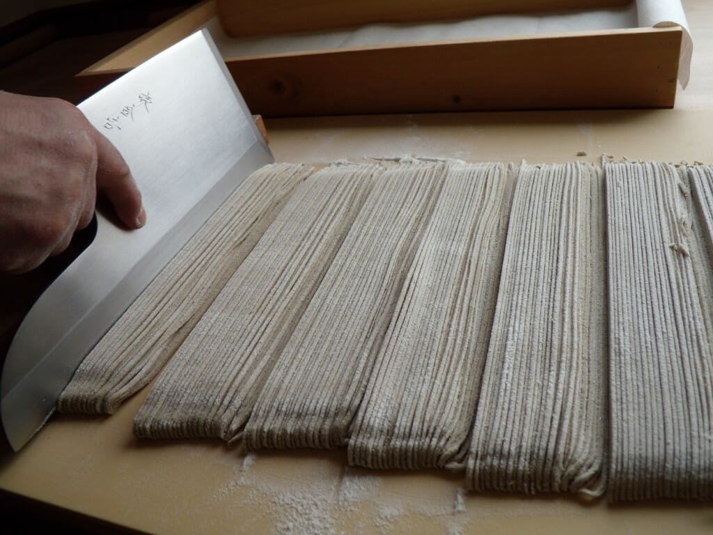 蕎麦を一枚ずつ丁寧に切る、壱乃蔵の手仕事